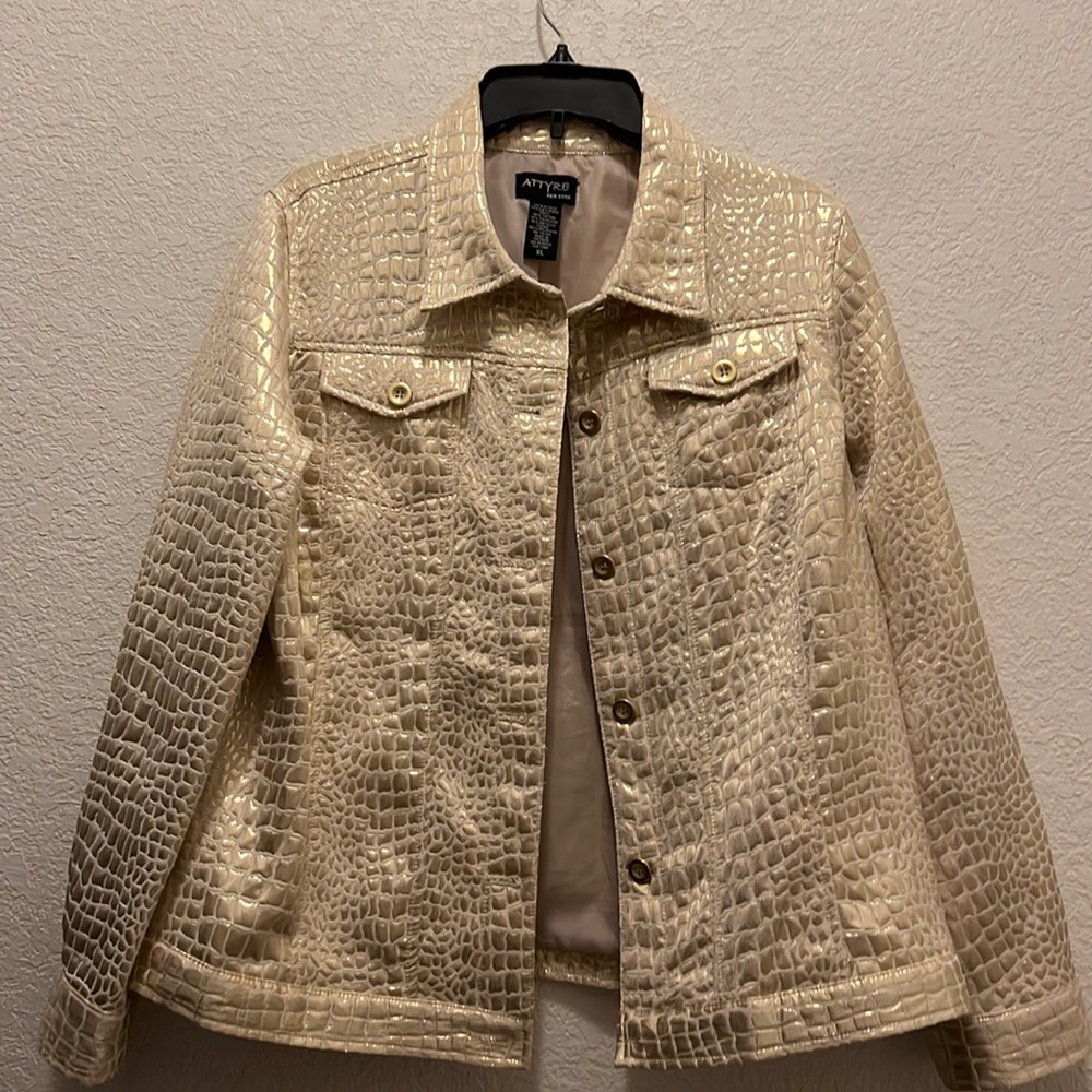 Beautiful vintage jacket. It is missing the last button but is stunning on!